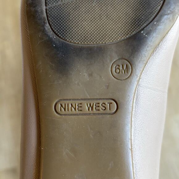 Nine West Point Slip On Leather Ballet Flats Neutral Beige 6M Gold Heel Read - Picture 8 of 8